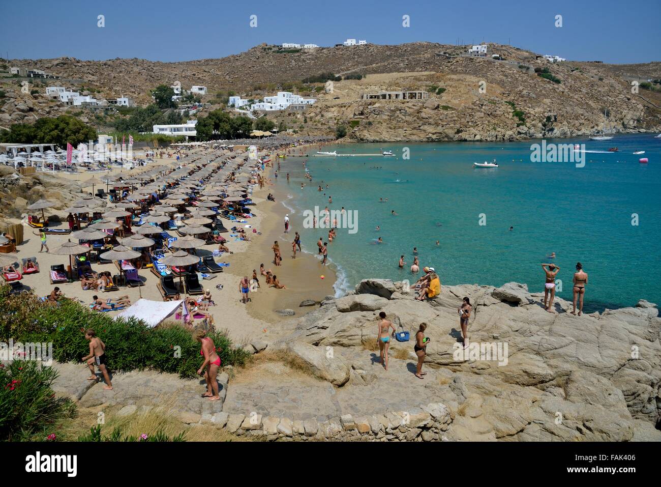Touristen am Super Paradise Beach, Mykonos, Kykladen, Griechenland Stockfoto