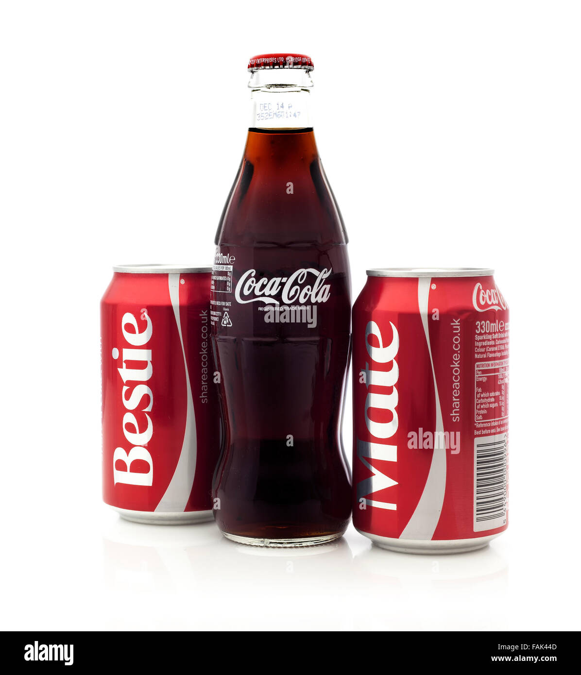 Dosen von Coca-Cola, Anteil eine Cola mit Dude und paaren sich mit einer klassischen Cola-Flasche auf weißem Hintergrund Stockfoto