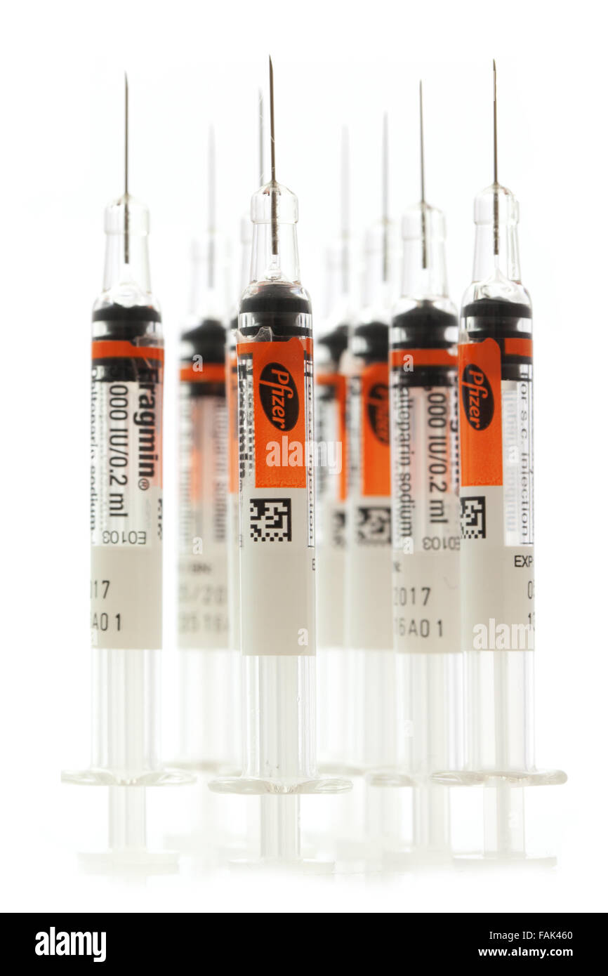 Auflistung der einzelnen Dosis Spritzen von Pfizer auf weißem Hintergrund Stockfoto
