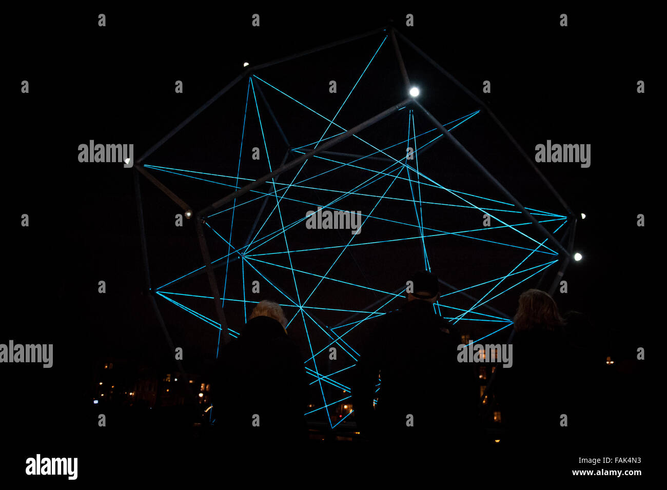Amsterdam, Niederlande. 30. Dezember 2015. Amsterdam-Lichterfest in Amsterdam (Niederlande). Amsterdam Light Festival besteht aus zwei Hauptrouten. Die Boot-Route, Aquarelle, bietet einen einzigartigen Blick auf die Stadt aus der Perspektive des berühmten Wasserstraßen Amsterdams. In diesem Jahr ist der 55-Tages-Festival zum Thema "Freundschaft" gewidmet. Bildnachweis: Romy Arroyo Fernandez/Alamy Live-Nachrichten. Stockfoto
