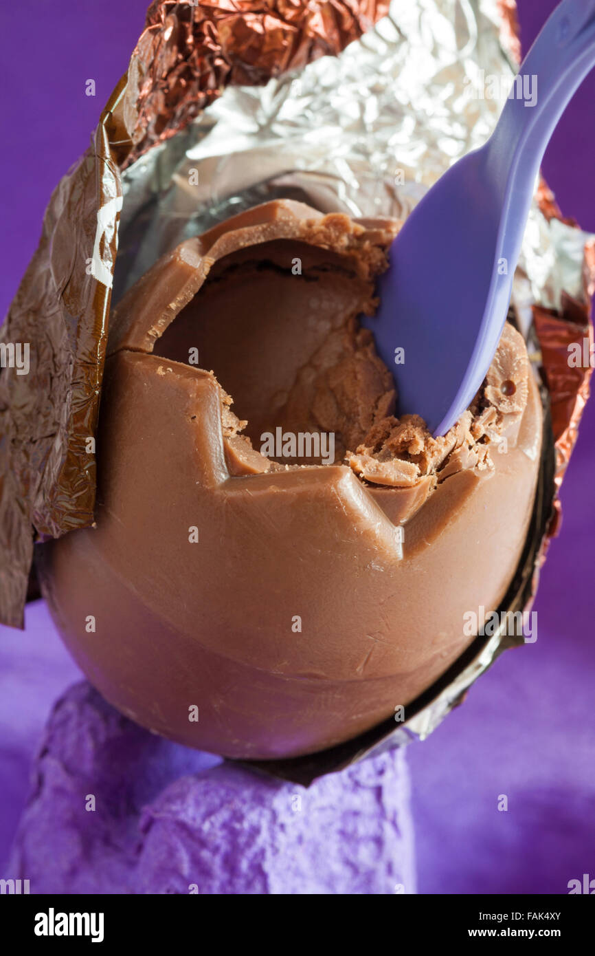 Cadbury Dairy Milk Ei'n'Löffel - choc - voll von Flauschigen lecker milchig Mousse mit Wrapper rückgängig gemacht bereit für Ostern zu essen Stockfoto