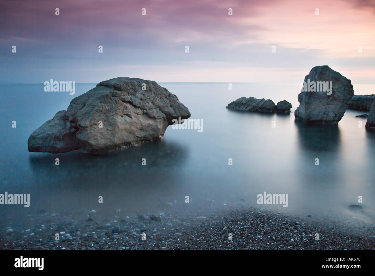 Sonnenuntergang am Strand von Langzeitbelichtung Stockfoto