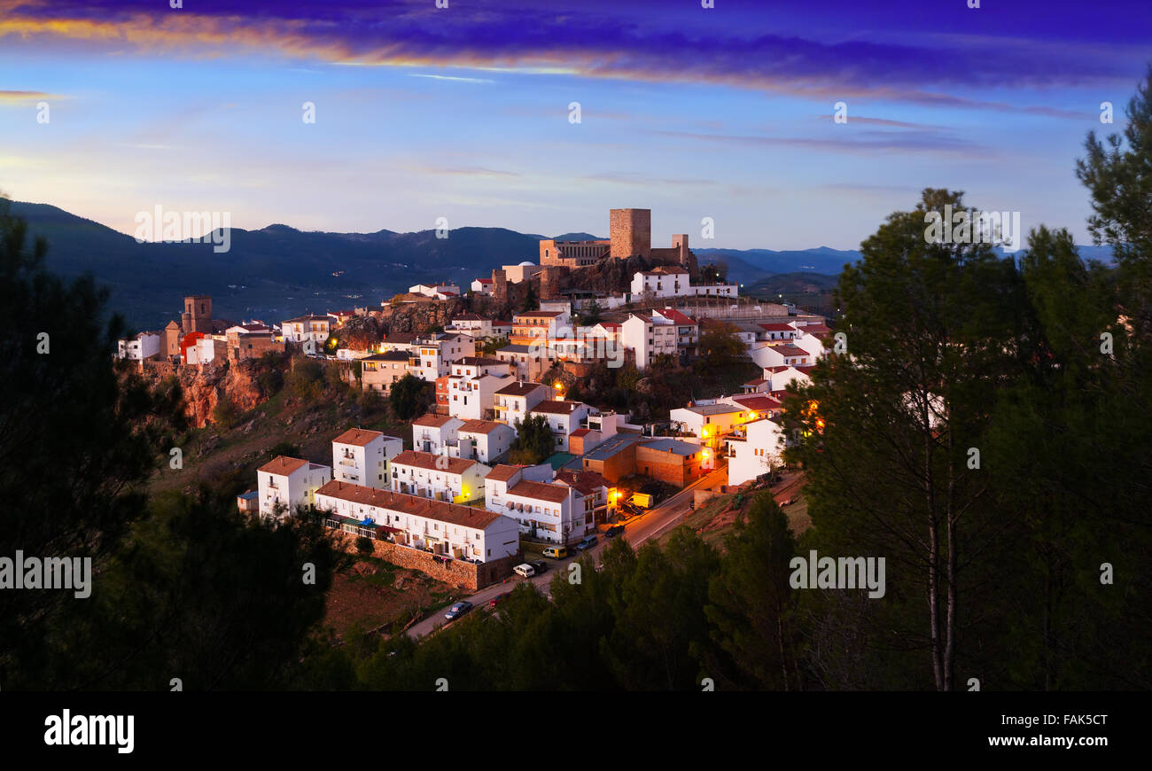 Dämmerung auf Hornos de Segura Stadt in der Provinz Jaen. Andalusien, Spanien Stockfoto