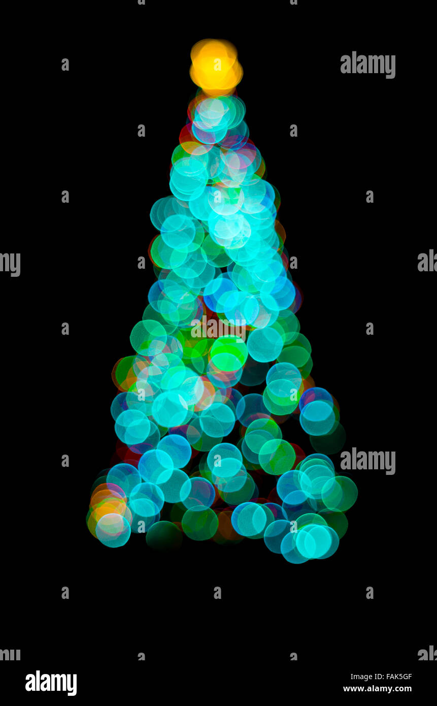 Zusammenfassung von Lichterketten auf ein Outdoor-Weihnachtsbaum in der Nacht auf schwarzem Hintergrund isoliert Stockfoto