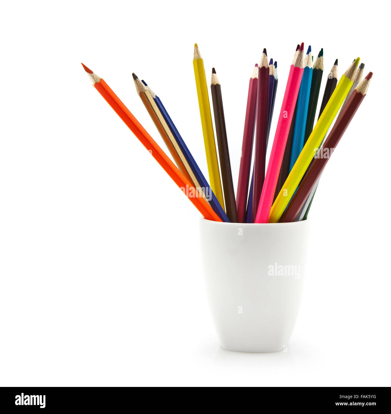 Bunte Bleistifte in eine weiße Tasse Stockfoto