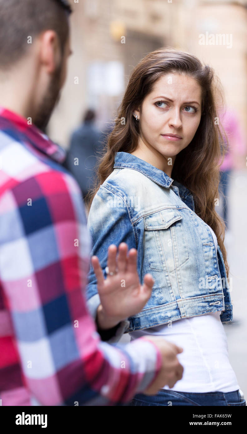 Mann nicht gelingt mit schönen Mädchen kennenlernen Stockfoto