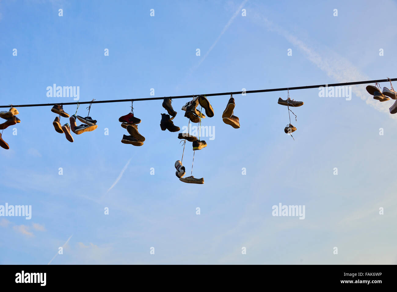 Schuhe aus Draht hängen Stockfoto