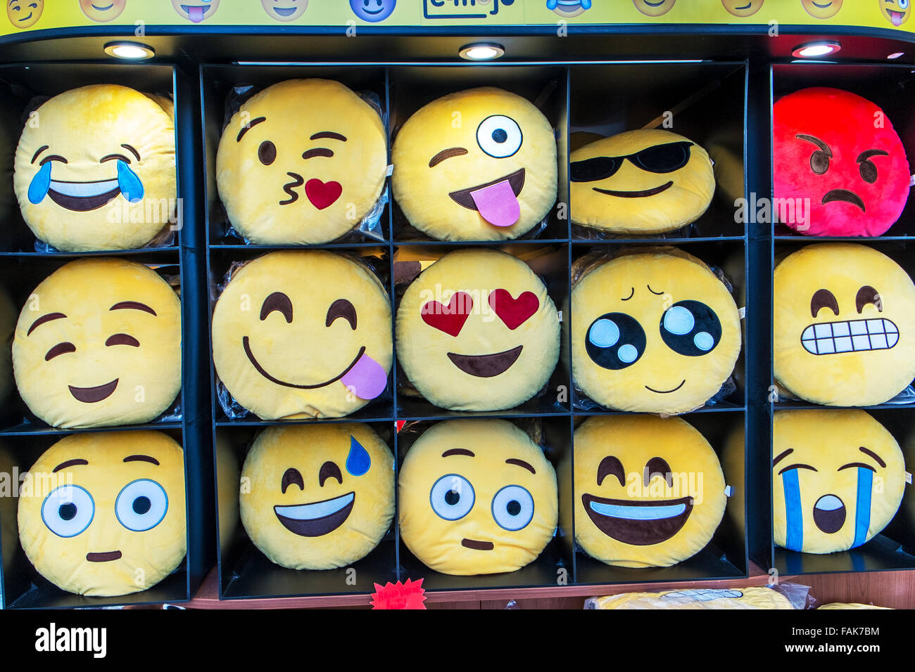 Emoji Emojis Emoticons Teen Sprache Smilies traurig freche wütend smiley faces Telefon Gesten Text SMS Kürzel emoticons Stockfoto