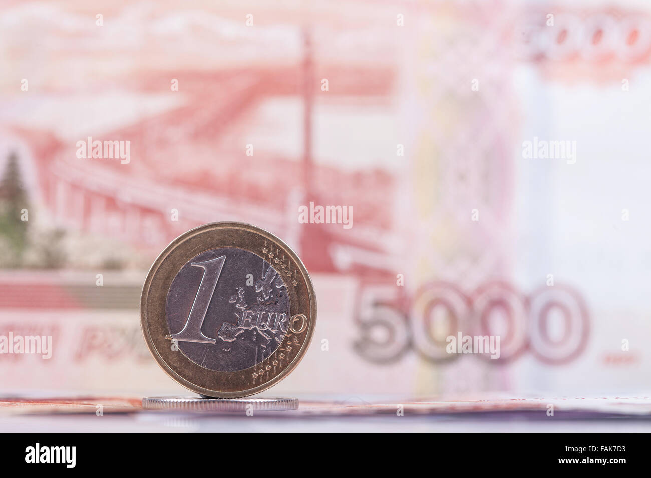 Euro-Münze auf dem Hintergrund der Banknote 5000 Rubel closeup Stockfoto