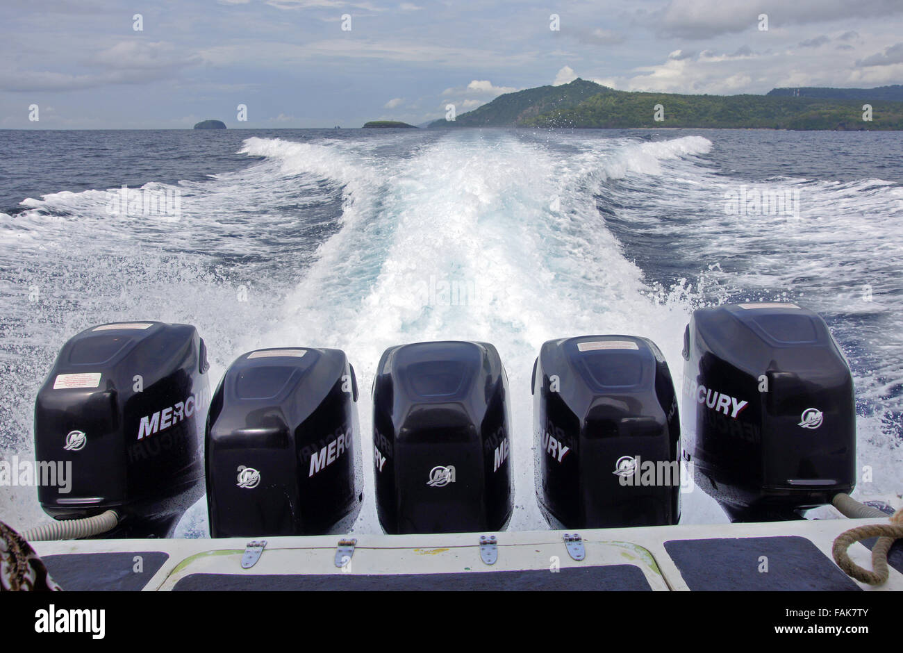 Leistungsstarke Schnellboot Motoren gehen von Bali nach Gili Inseln Indonesien Stockfoto