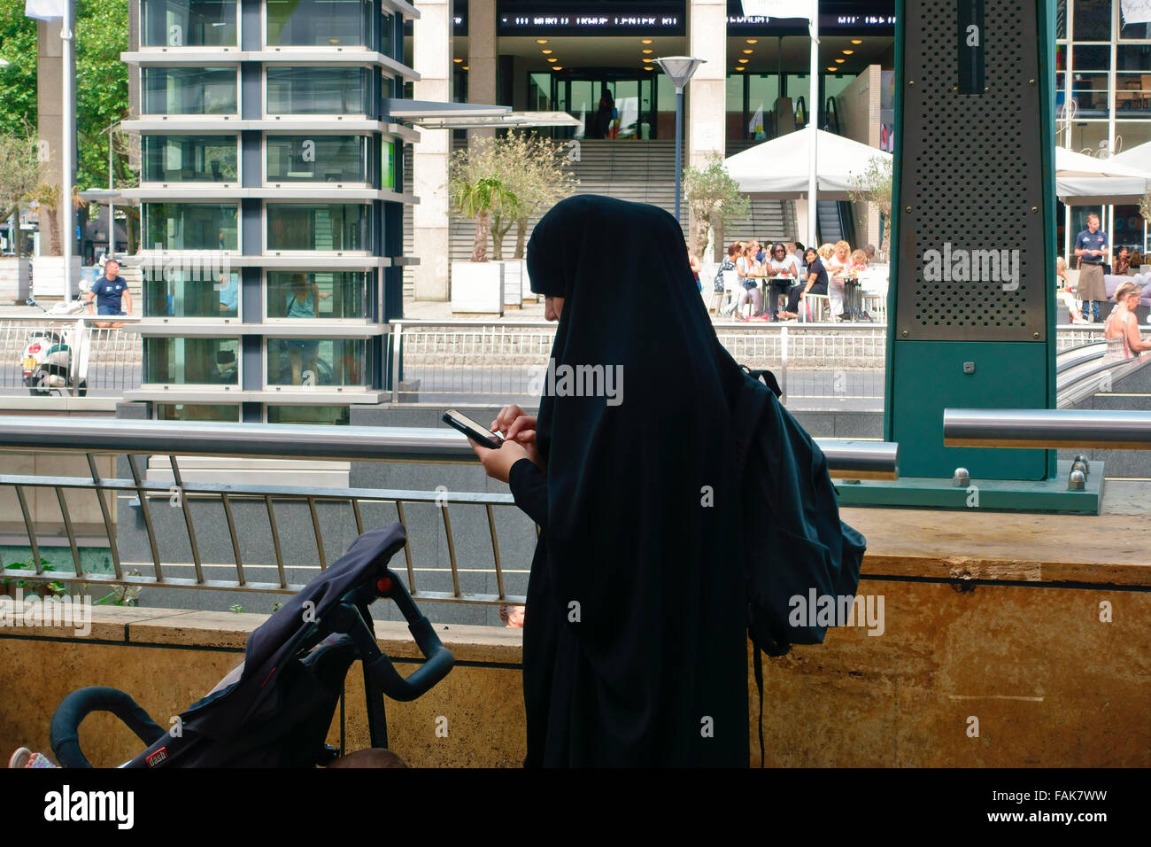 muslimische Frau trägt Burka traditionelle Kleidung, mit einem Handy. Einkaufszentrum. Rotterdam, Niederlande, Europa, Europäische Union, EU Stockfoto