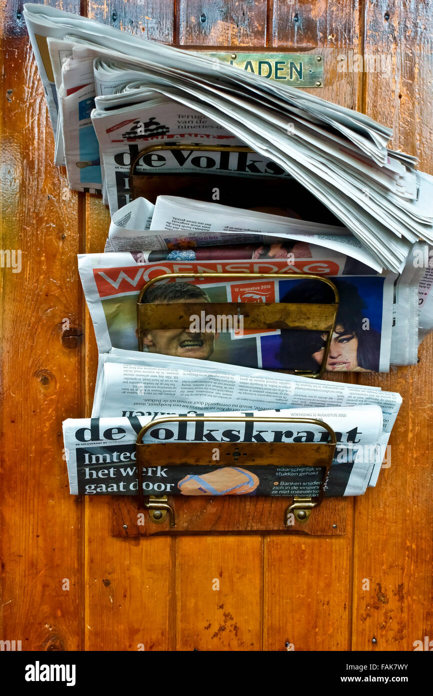 Detail eines Vintage Zeitungsracks im Cafe Het Papeneiland, 1642, 1640s, 17. Jahrhundert. Amsterdam, Niederlande, Europa, Europäische Union, EU. Stockfoto