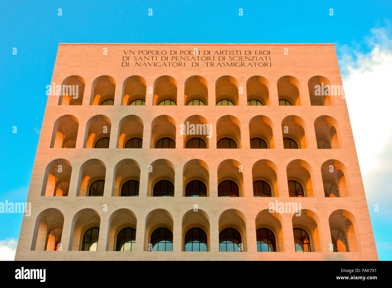 Neu restauriertes Kolosseum, Colosseo Quadrato, Symbol der faschistischen Architektur. Derzeit Hauptsitz der Fendi Company. EUR, Rom, Italien, Europa, EU. Stockfoto
