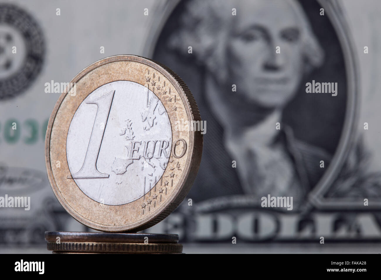 Euro auf der Hintergrund-Rechnung-Dollar-Münze Stockfoto