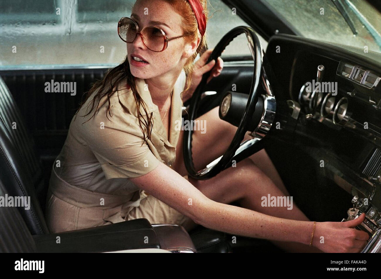 DIE LADY IN THE Auto mit Brille und A GUN 2015 Magnolia Pictures Film mit Freya Mavor Stockfoto