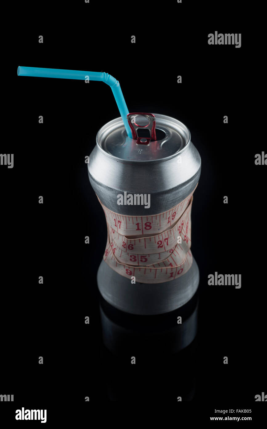 Dose Cola-Getränk mit Maßband zeigt schlanke Taille. Stockfoto