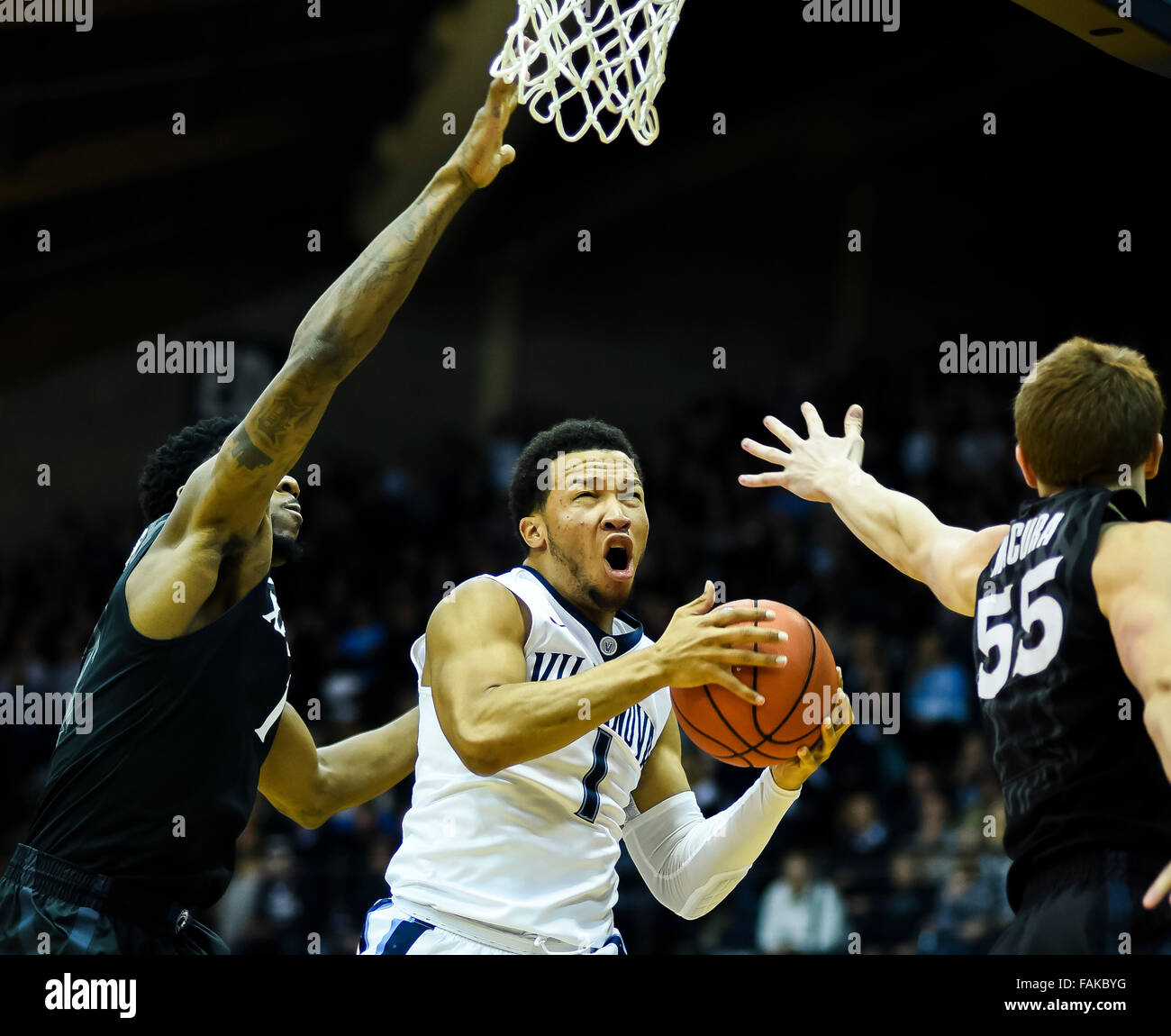 Villanova, Pennsylvania, USA. 31. Dezember 2015. 31. Dezember 2015: Villanova Jalen Brunson fährt in den Korb vorbei an Xaviers Jalen Reynolds und J.P. Macura und ist während der NCAA Basketball Matchup zwischen Xavier Musketeers und Villanova Wildcats im The Pavilion in Villanova, Pennsylvania am 31. Dezember 2015 verschmutzt. Scott Serio/ESW/CSM/Alamy Live-Nachrichten Stockfoto