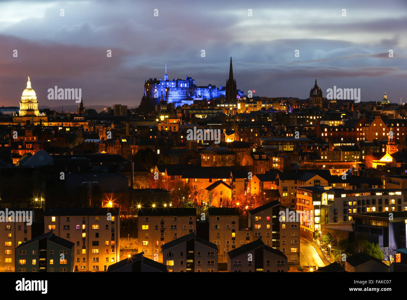 Edinburgh, Schottland. 31. Dezember 2015. Edinburghs Altstadt leuchtet, wie der letzte Tag des Jahres 2015 zu Ende geht. Stehen stolz über der Stadt, ist Edinburgh Castle in herrlichem Blau, zur Unterstützung der UNICEF Vorsätze für Kinder gekleidet.  Brian Wilson/Alamy Live-Nachrichten. Stockfoto