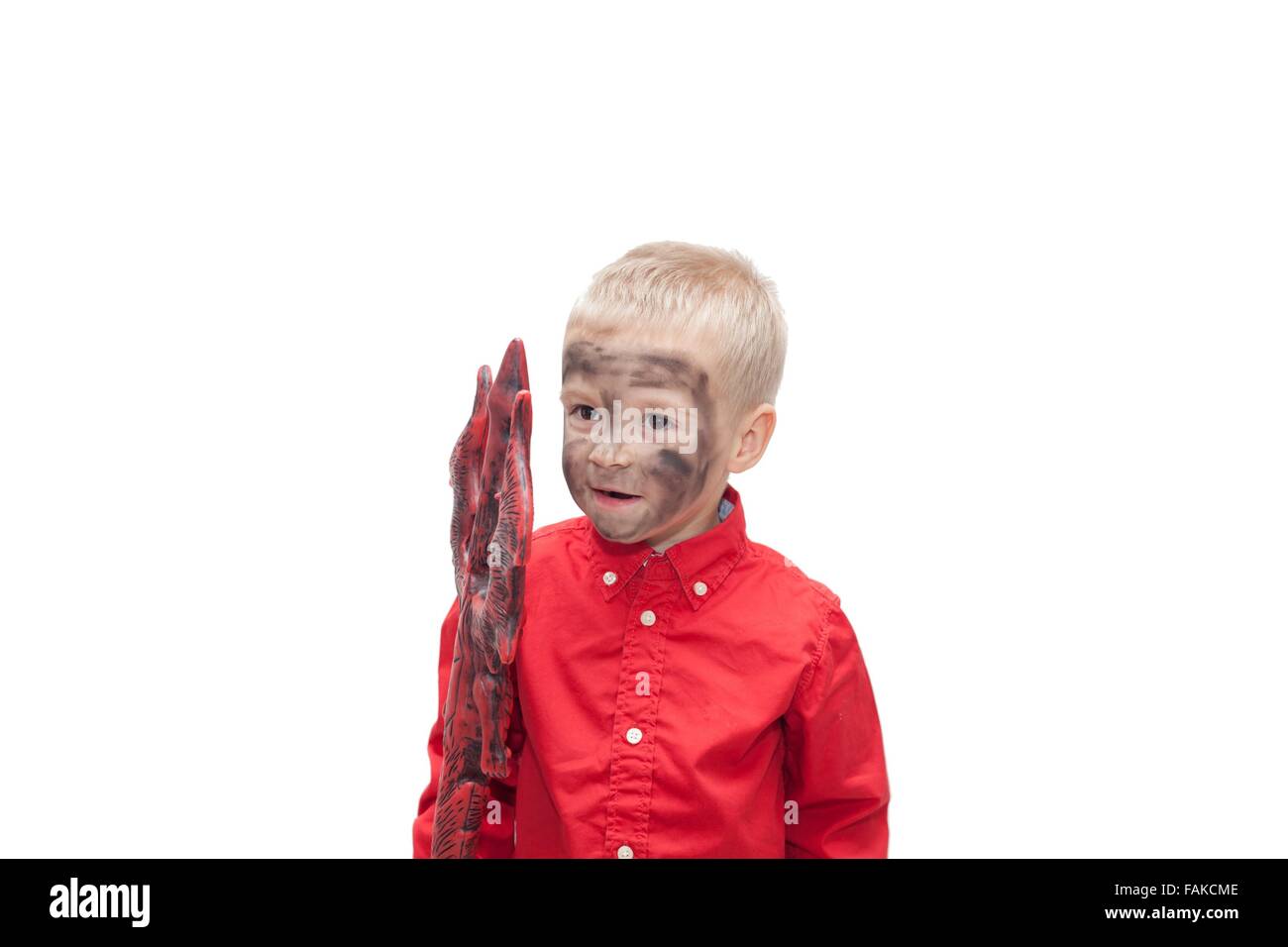 Kleiner Junge mit Dreizack in einem Teufel Kostüm (auf weißem Hintergrund). Stockfoto