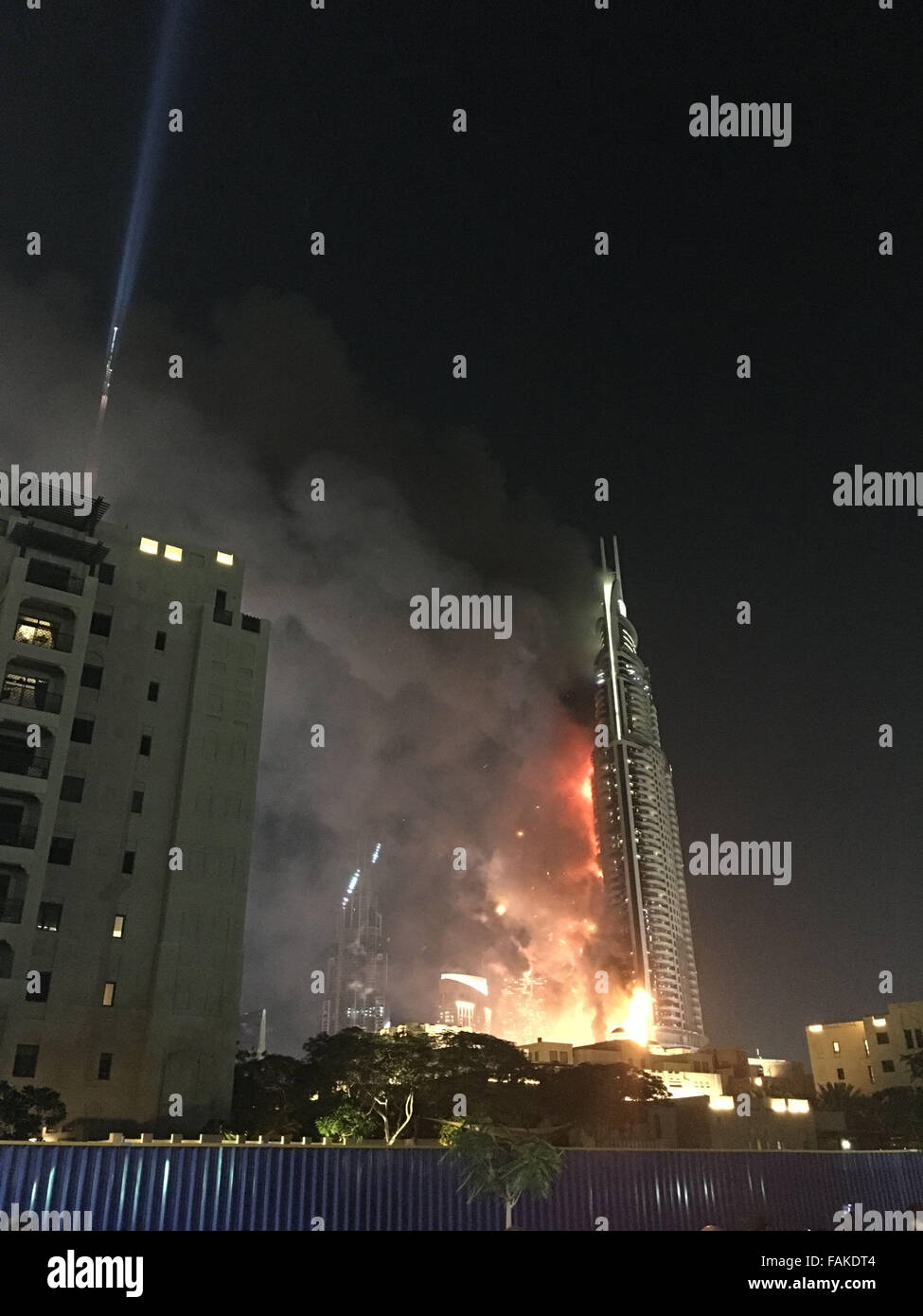 Dubai, Vereinigte Arabische Emirate. 31. Dezember 2015. Foto von einem mobilen Gerät zeigt Address Downtown Dubai Hotel auf Feuer in Dubai, Vereinigte Arabische Emirate, am 31. Dezember 2015. Feuer brach am Donnerstag in einem luxuriösen Hotel in Dubai, wo Menschen in der Nähe versammelten, um Silvester Feuerwerk zeigen zu sehen. Bildnachweis: Liu Yang/Xinhua/Alamy Live-Nachrichten Stockfoto