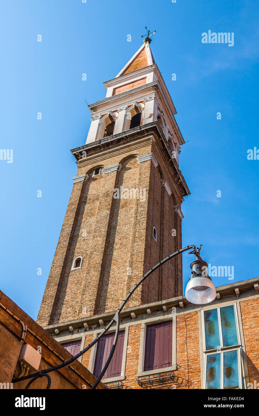 Die farbigen Häuser in der Nähe der alten schiefen Turm der Kirche auf der Insel Burano - Venedig, Italien Stockfoto