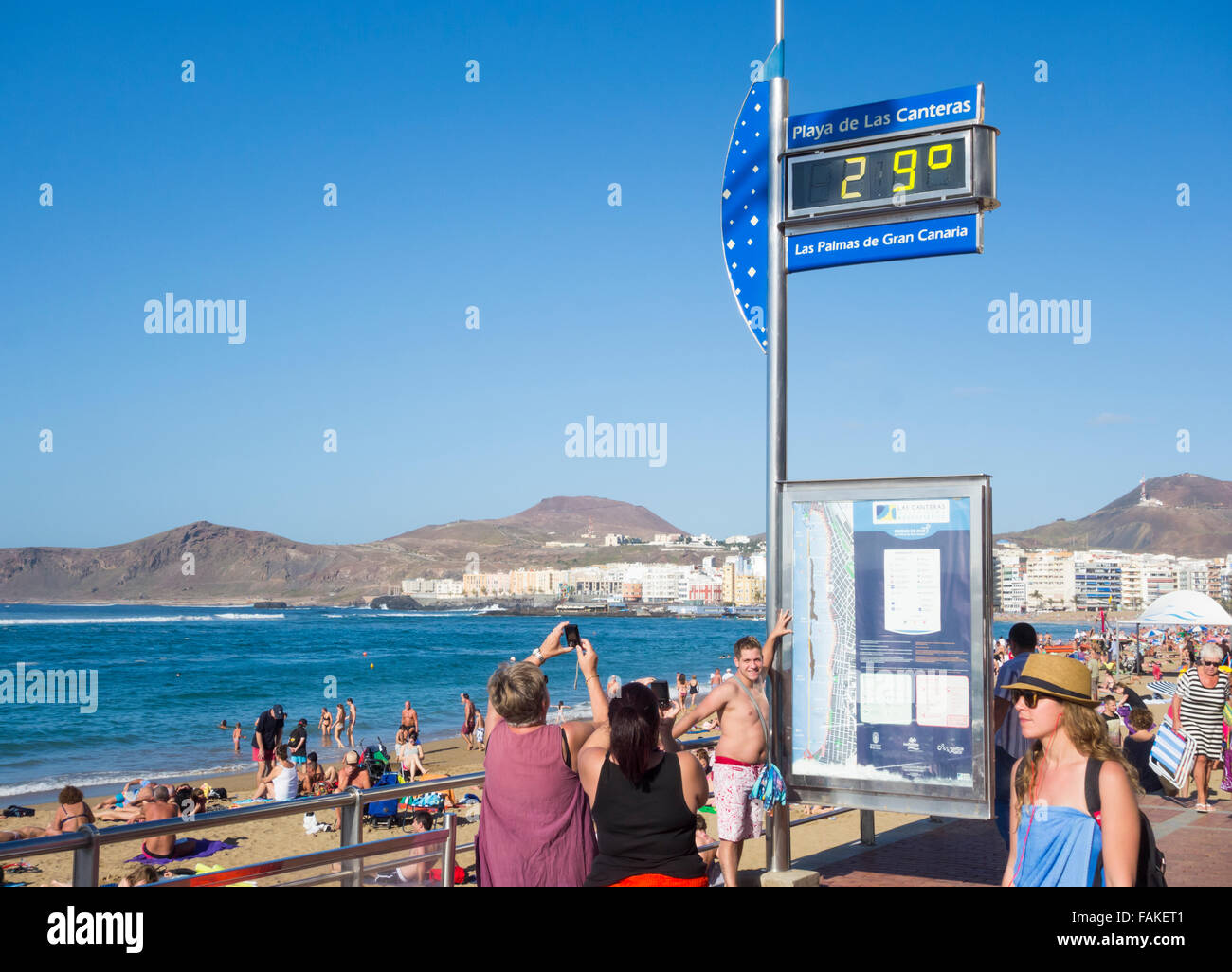 Las Palmas, Gran Canaria, Kanarische Inseln, Spanien. 31. Dezember 2015.  Wetter: Menschen strömen in Las Canteras Strand in Las Palmas, die  Temperaturen um rund 29 Grad Celsius auf eine herrlichen Silvester auf