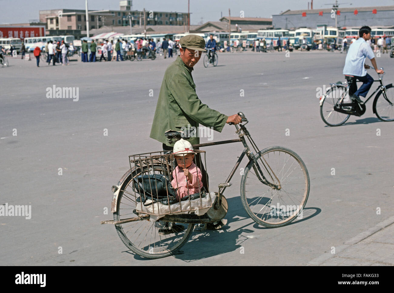 Kind in Fahrrad Träger, Hohhot, Hauptstadt der Inneren Mongolei autonomen Region Nordchina Stockfoto