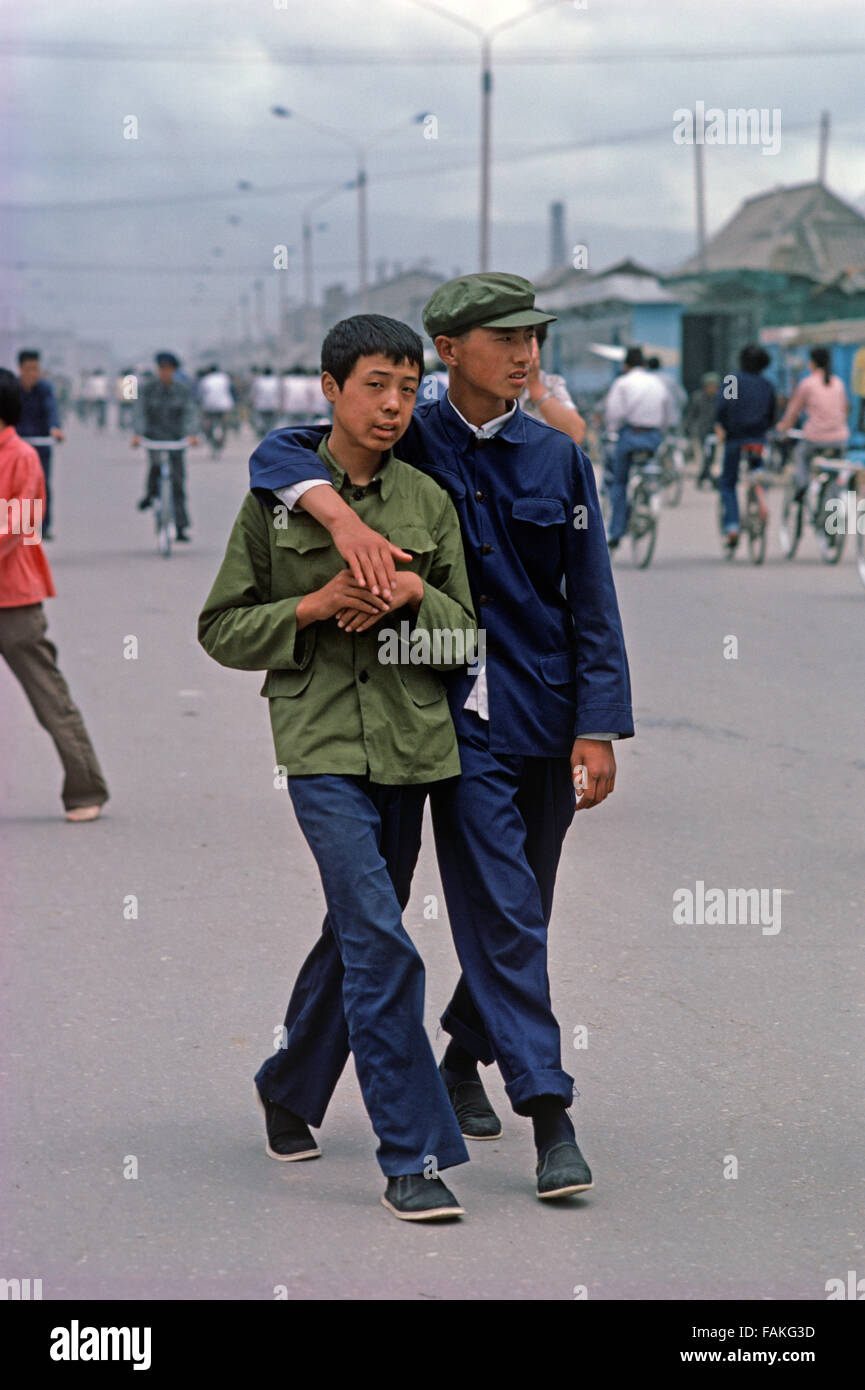 2 junge Männer als Freunde gehen in Hohhot, Hauptstadt der Inneren Mongolei, autonome Region, Nord-China Stockfoto