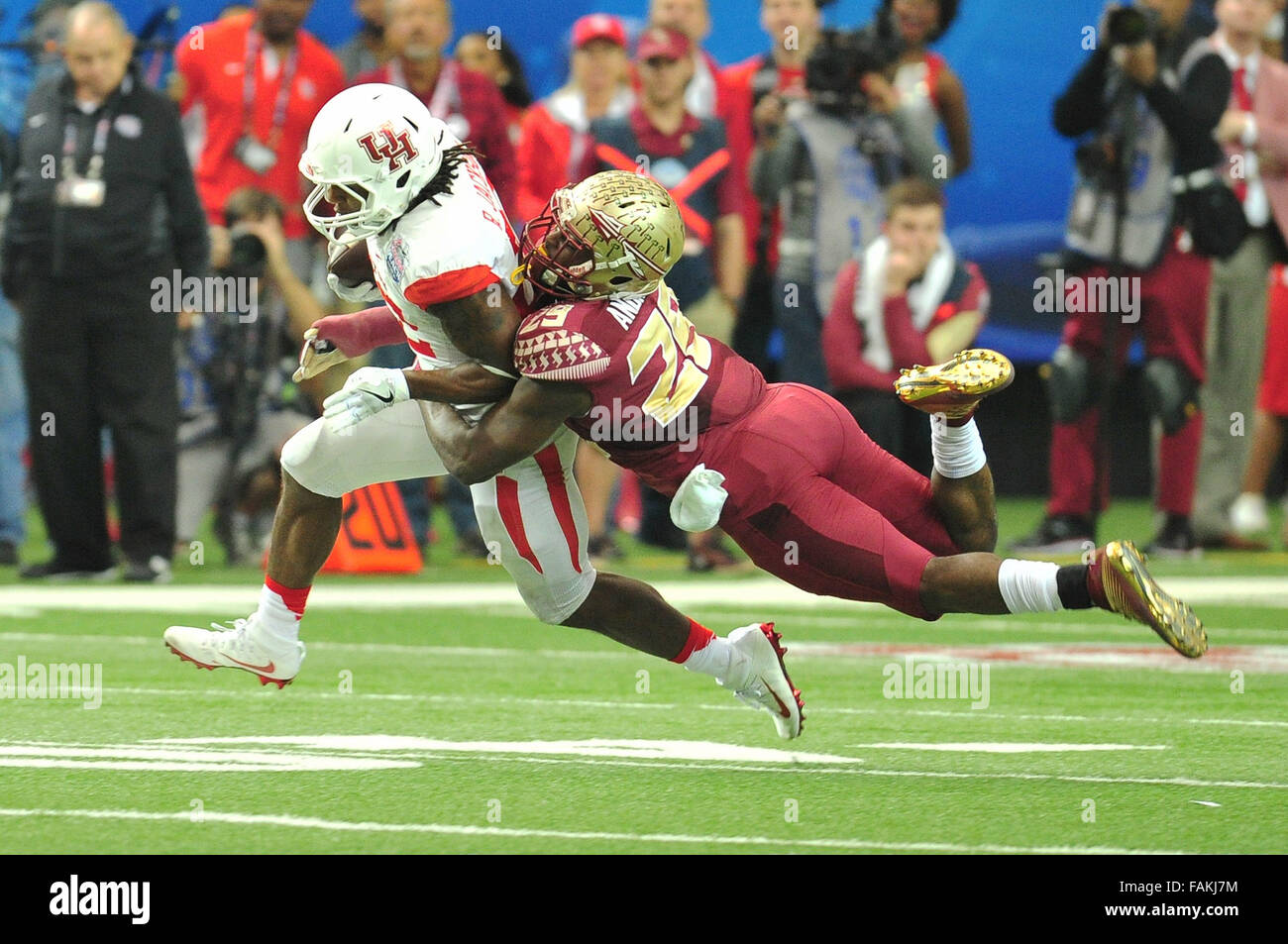 Atlanta Georgia, USA. 31. Dezember 2015. Houston RB Ryan Jackson (#22) und Florida state DB Nate Andrews (#29) in Aktion während der Chick-Fil-A Peach Bowl-Spiel im Georgia Dome in Atlanta Georgia, USA. Houston Cougars gewannen das Spiel 38-24. Bill McGuire/CSM/Alamy Live-Nachrichten Stockfoto