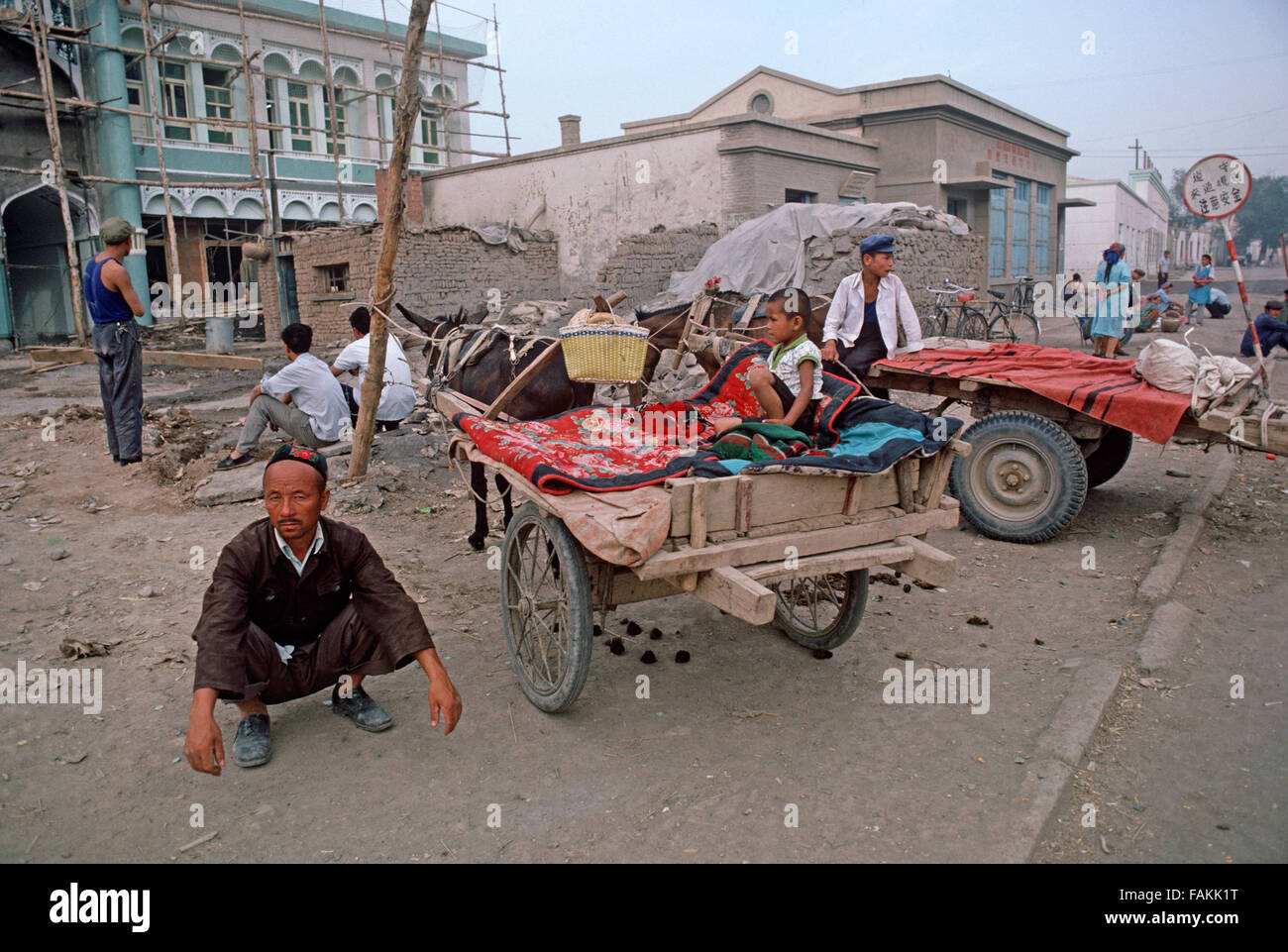 Uyghur Mann mit Karren und Esel in Turpan, Provinz Xinjiang, China Stockfoto