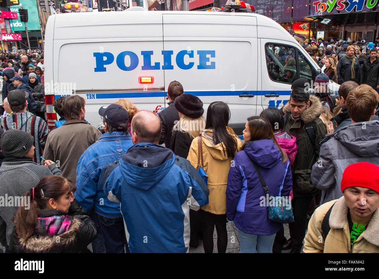 New York, Vereinigte Staaten von Amerika. 31. Dezember 2015. Eine Polizei-Fahrzeug-Zoll durch die Schulter an Schulter Menge am Times Square. Schulter mit einem erhöhten Grad an Sicherheit aufgrund der Gefahr eines terroristischen Streiks wie in Paris und San Bernadino, Vorbereitungen für New York Citys jährliche Times Square Silvester Feier reflektieren der Stadt weiterhin solche öffentlichen Versammlungen der öffentlichen Sicherheit lösen. Bildnachweis: Albin Lohr-Jones/Pacific Press/Alamy Live-Nachrichten Stockfoto