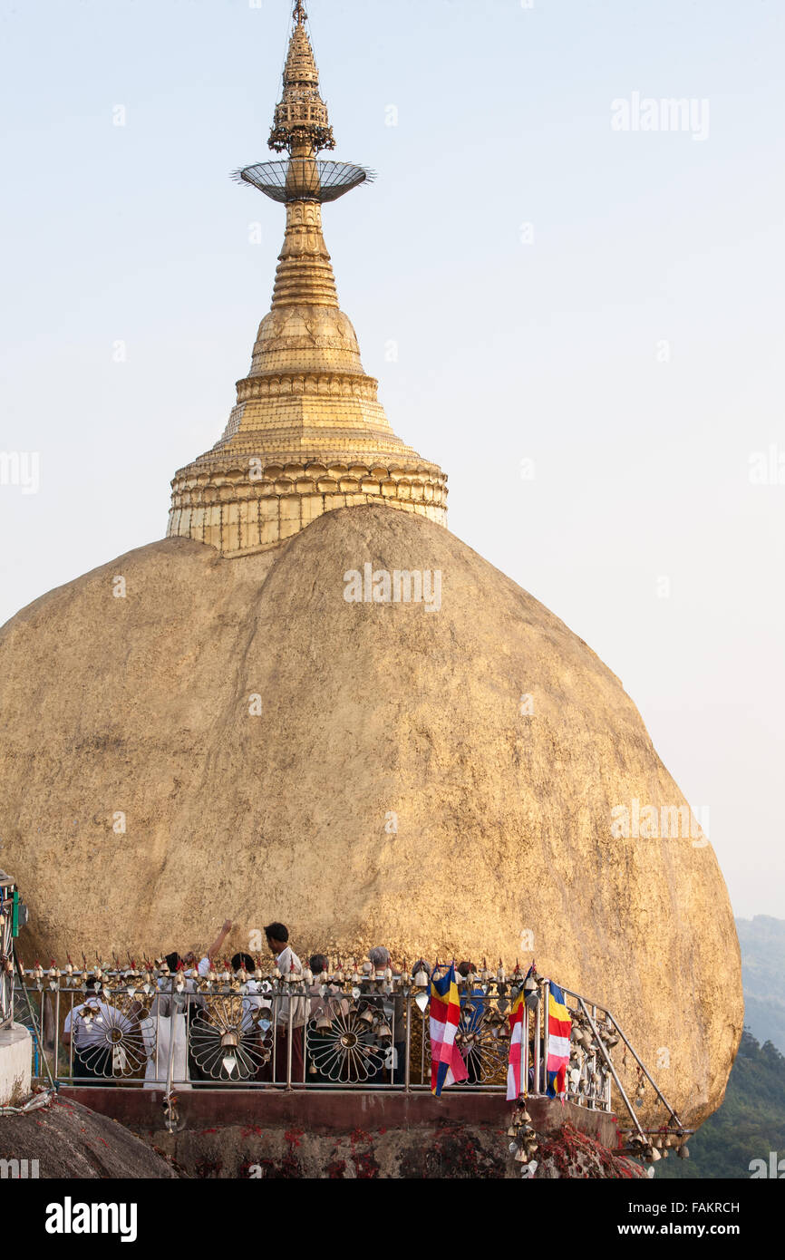 Berühmte, Pagode, auf, Platz, der, Gottesdienst, Wallfahrt, für, Buddhisten, und Touristen an, Gold, Gold, prekär, ausgeglichen, Rock, Myanmar, Birma, Gold, Kyaitiyo, buddhistischen, Stockfoto