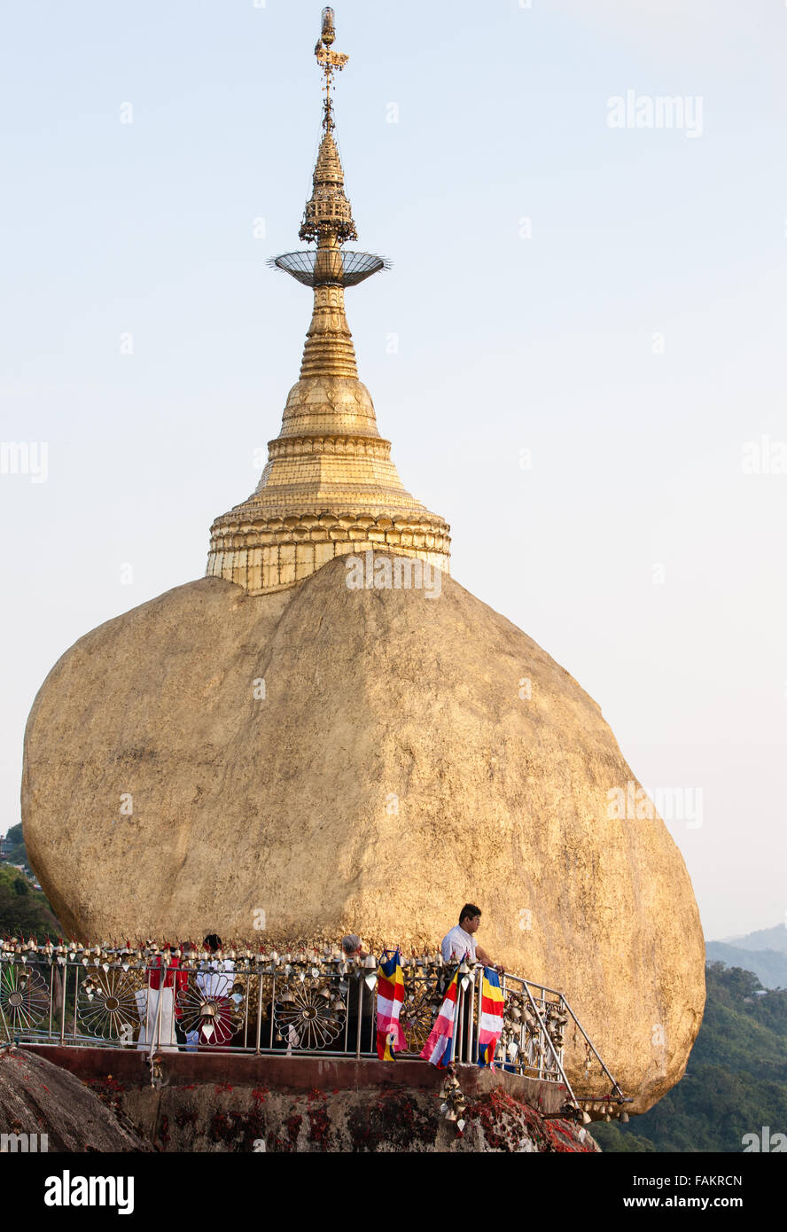 Berühmte, Pagode, auf, Platz, der, Gottesdienst, Wallfahrt, für, Buddhisten, und Touristen an, Gold, Gold, prekär, ausgeglichen, Rock, Myanmar, Birma, Gold, Kyaitiyo, buddhistischen, Stockfoto