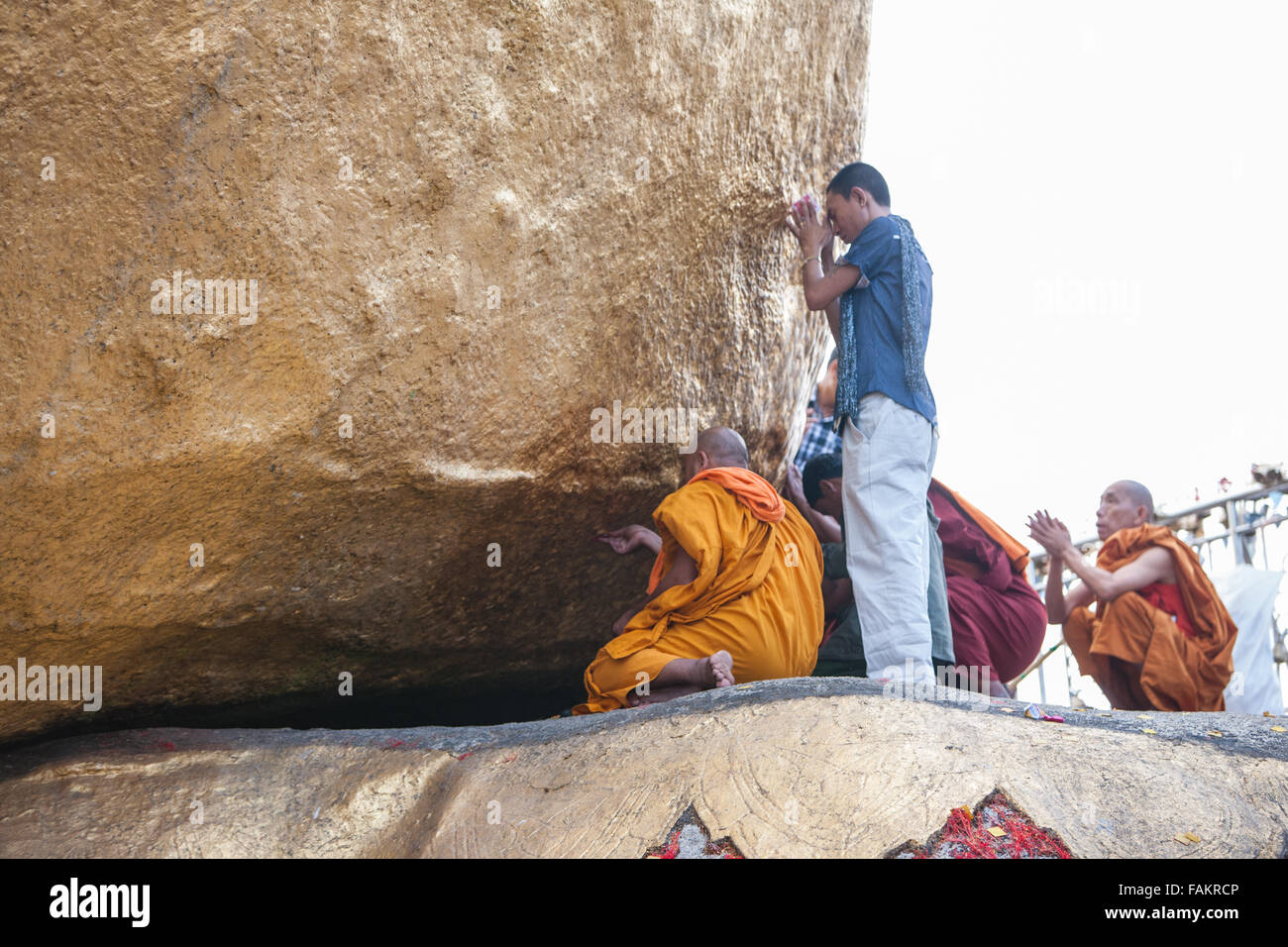 Mönch, meditieren, Meditation, Gebet, Beten, golden, Rock, Myanmar, Birma, Gold, Kyaitiyo, buddhistischen, Blattgold Stockfoto