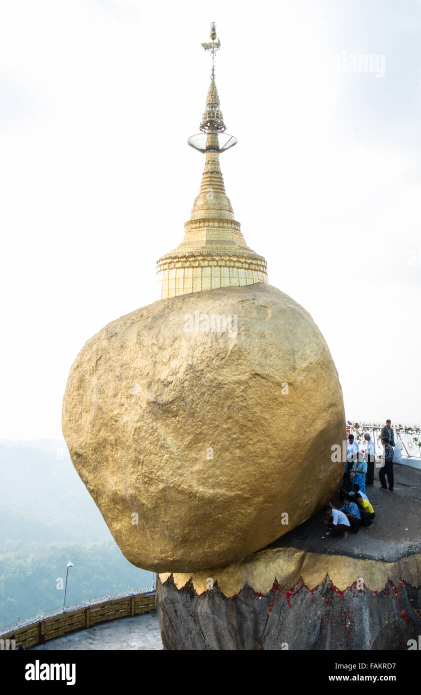 Berühmte, Pagode, auf, Platz, der, Gottesdienst, Wallfahrt, für, Buddhisten, und Touristen an, Gold, Gold, prekär, ausgeglichen, Rock, Myanmar, Birma, Gold, Kyaitiyo, buddhistischen, Stockfoto