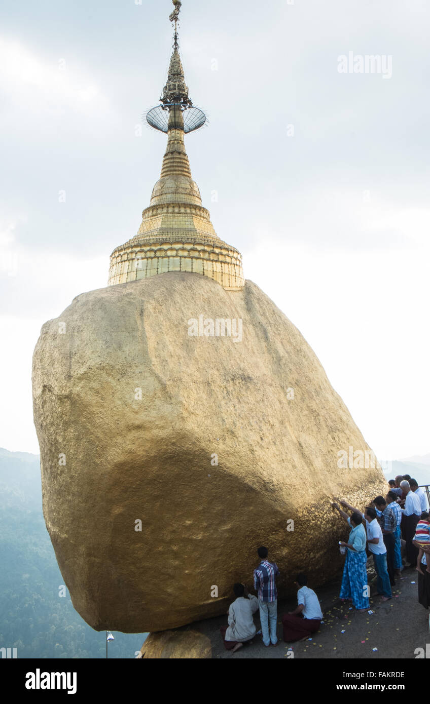 Berühmte, Pagode, auf, Platz, der, Gottesdienst, Wallfahrt, für, Buddhisten, und Touristen an, Gold, Gold, prekär, ausgeglichen, Rock, Myanmar, Birma, Gold, Kyaitiyo, buddhistischen, Stockfoto