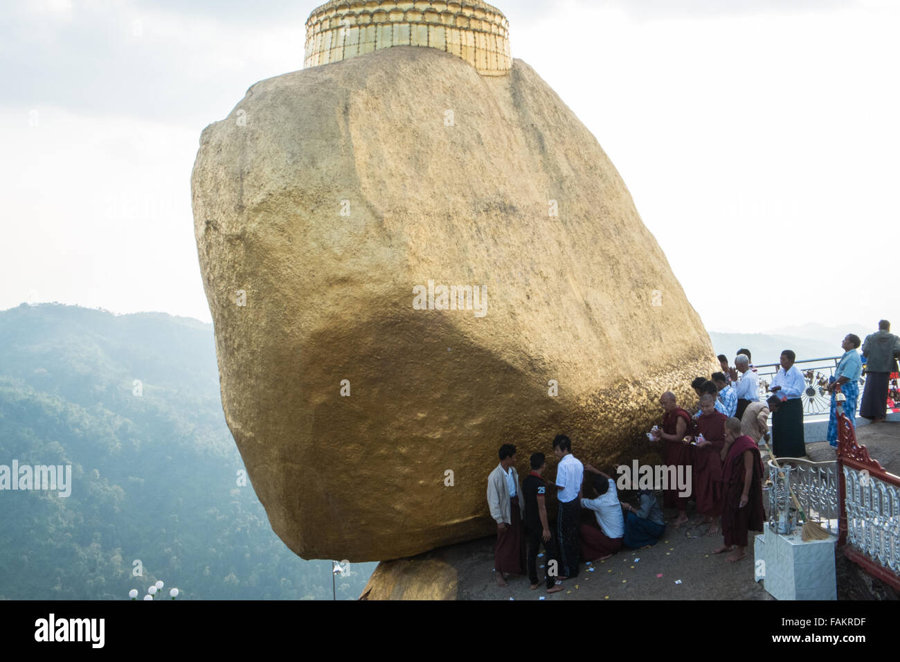 Berühmte, Pagode, auf, Platz, der, Gottesdienst, Wallfahrt, für, Buddhisten, und Touristen an, Gold, Gold, prekär, ausgeglichen, Rock, Myanmar, Birma, Gold, Kyaitiyo, buddhistischen, Stockfoto