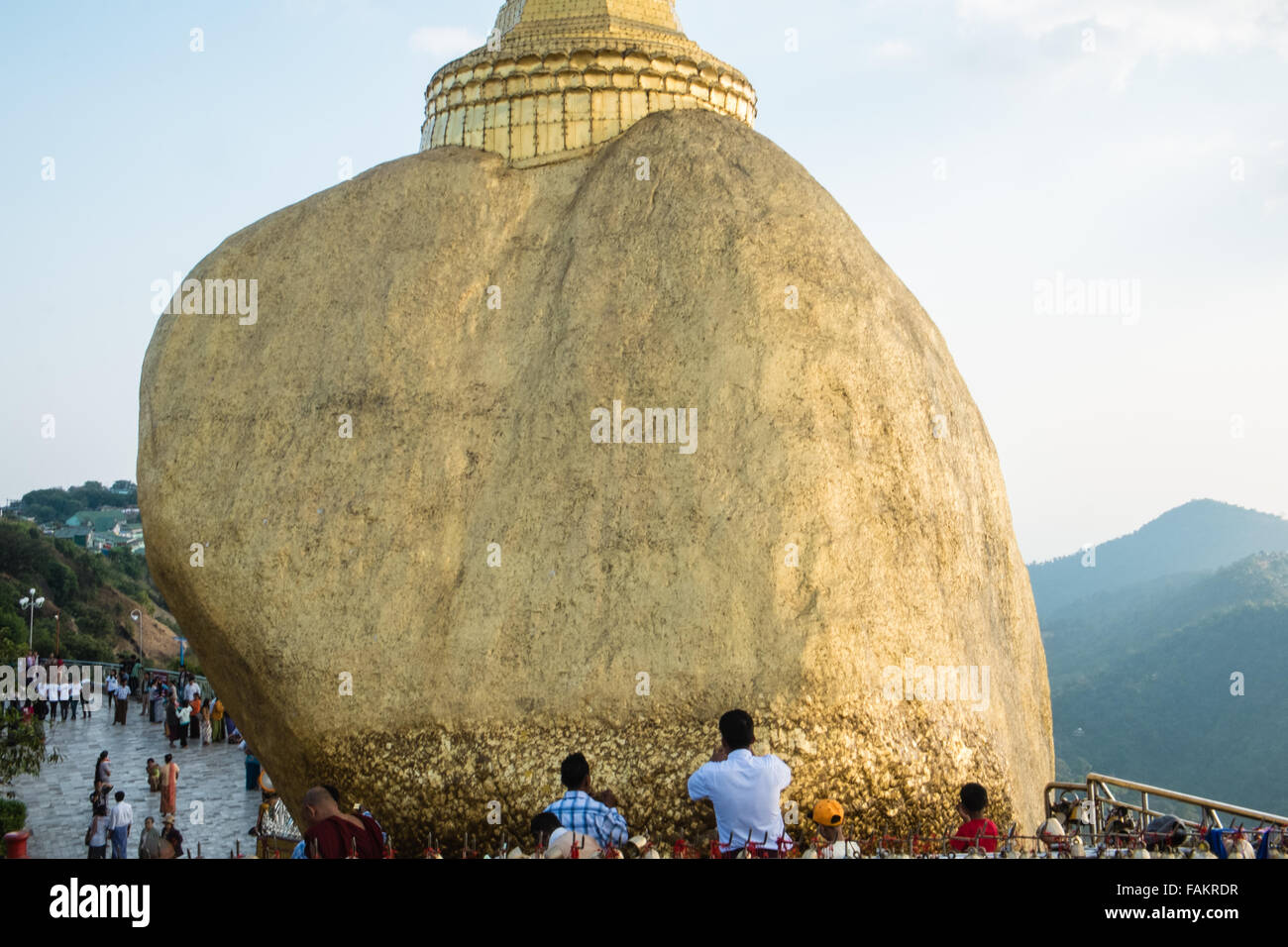 Berühmte, Pagode, auf, Platz, der, Gottesdienst, Wallfahrt, für, Buddhisten, und Touristen an, Gold, Gold, prekär, ausgeglichen, Rock, Myanmar, Birma, Gold, Kyaitiyo, buddhistischen, Stockfoto