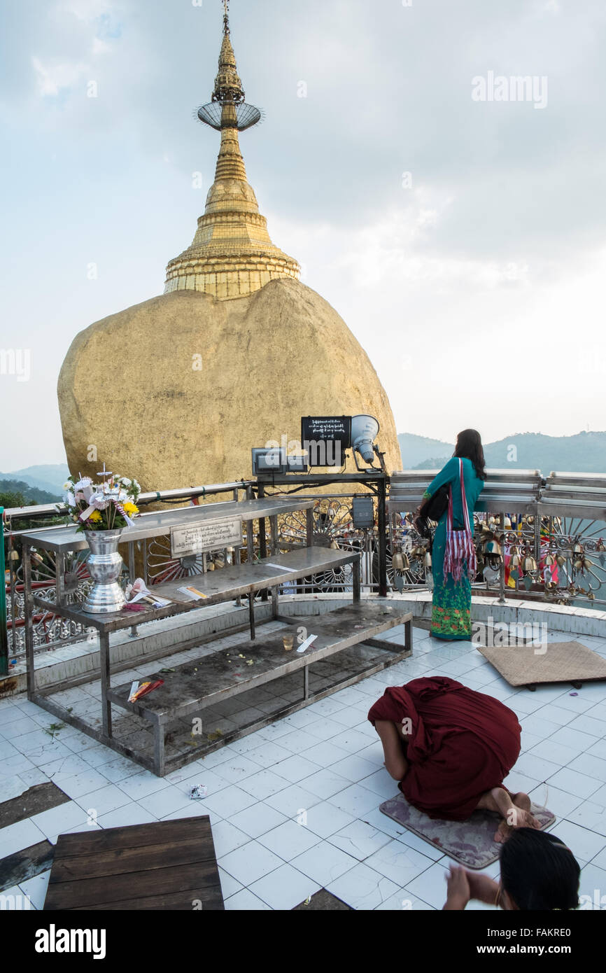 Golden, rock, Myanmar, Burma, gold, Kyaitiyo, buddhistische, Mönch, beten, Stockfoto
