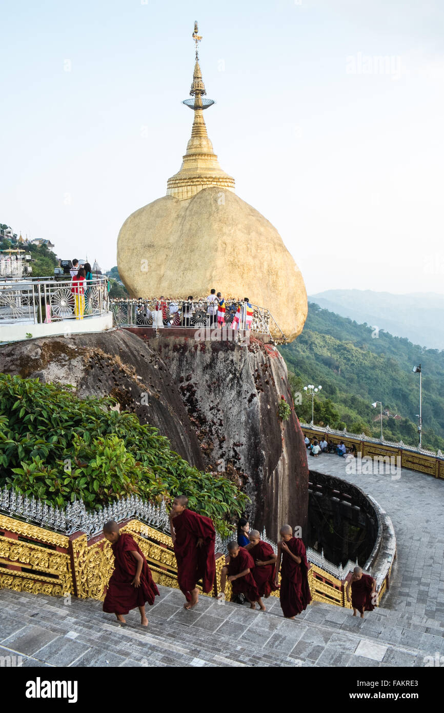 Golden, rock, Myanmar, Burma, Gold, Kyaitiyo, Buddhist, Buddhist-Novizen Stockfoto