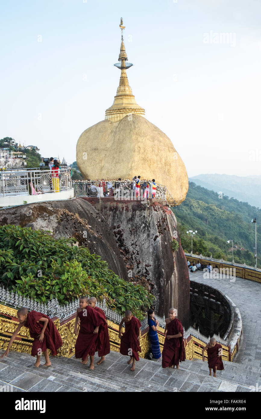 Golden, rock, Myanmar, Burma, Gold, Kyaitiyo, Buddhist, Buddhist-Novizen Stockfoto