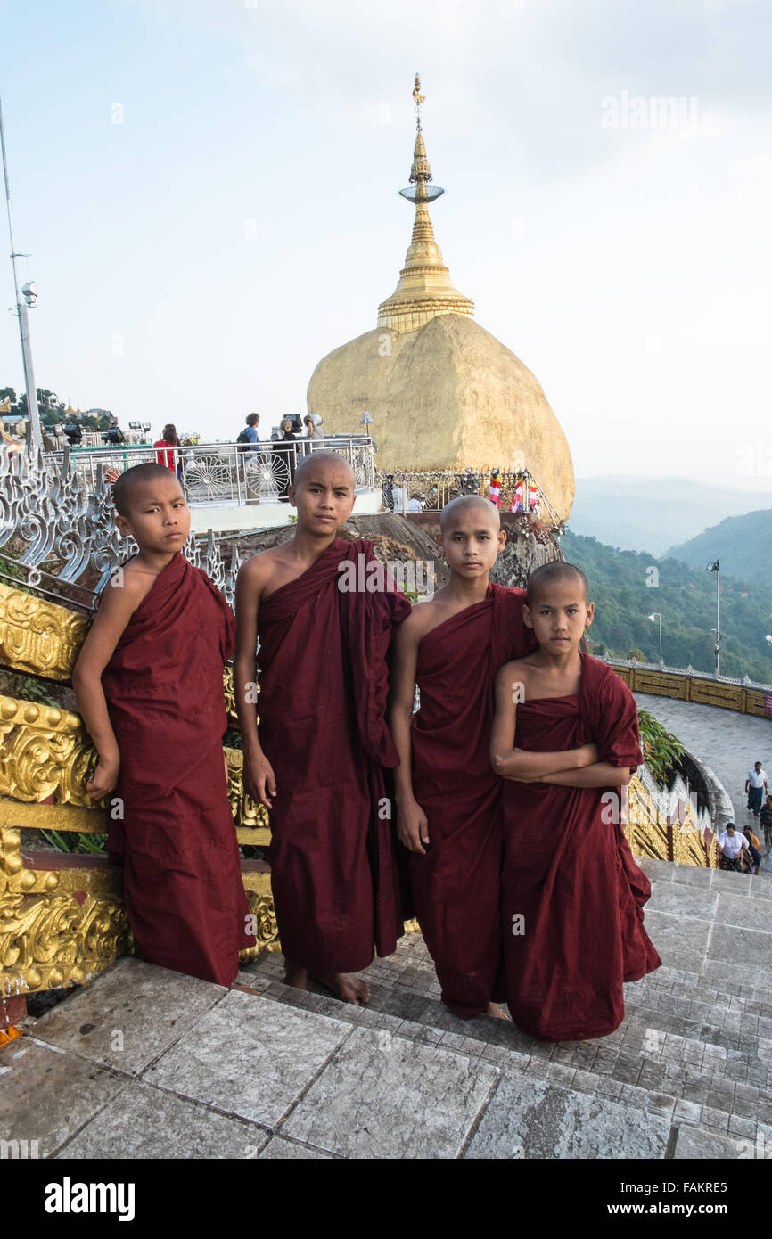 Golden, rock, Myanmar, Burma, Gold, Kyaitiyo, Buddhist, Buddhist-Novizen. Stockfoto