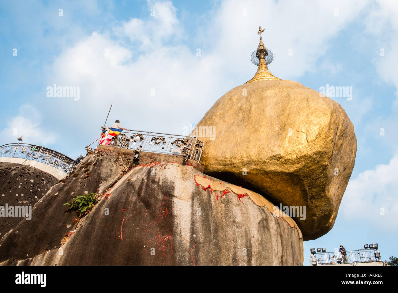 Berühmte, Pagode, auf, Platz, der, Gottesdienst, Wallfahrt, für, Buddhisten, und Touristen an, Gold, Gold, prekär, ausgeglichen, Rock, Myanmar, Birma, Gold, Kyaitiyo, buddhistischen, Stockfoto