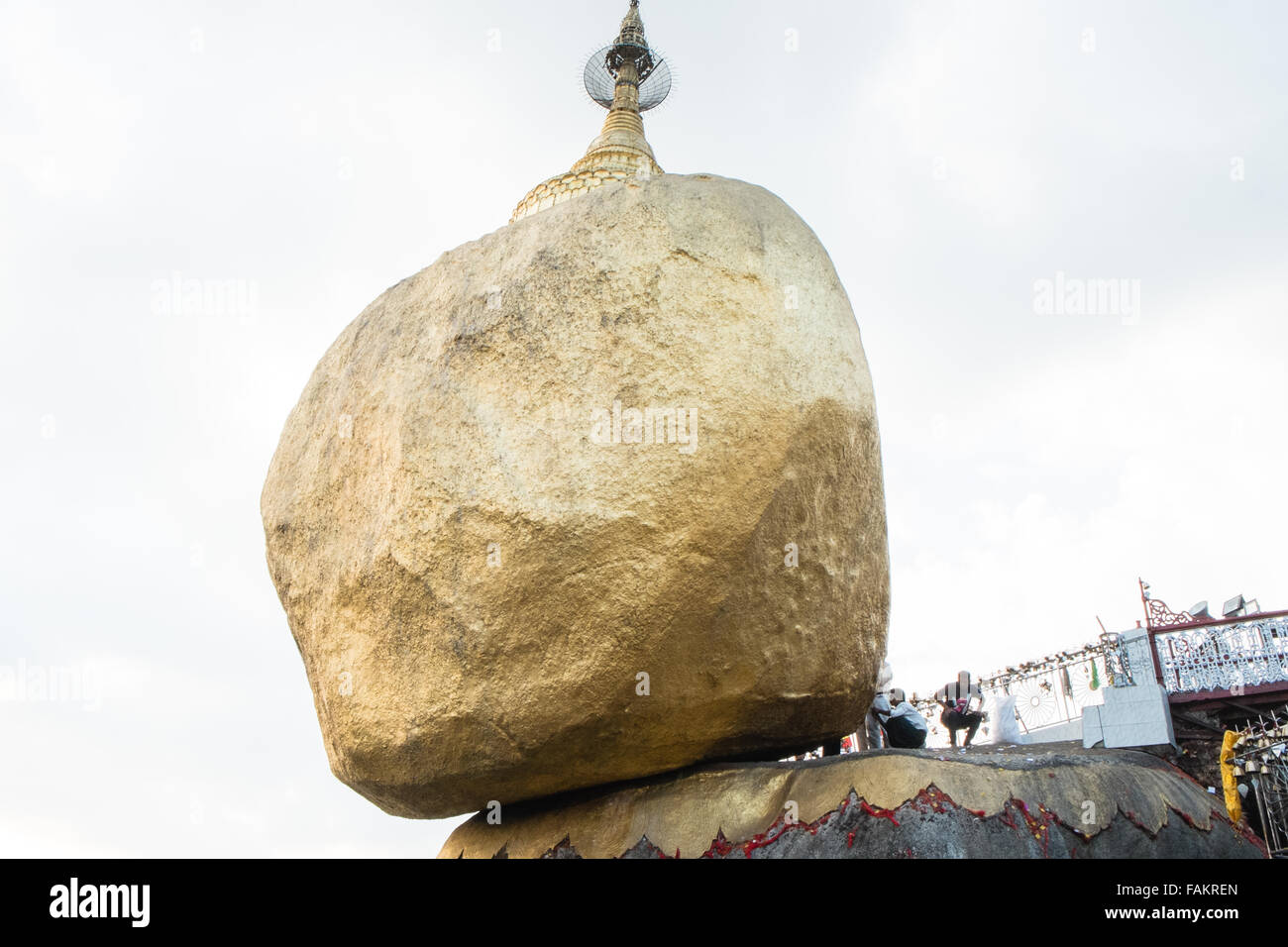 Berühmte, Pagode, auf, Platz, der, Gottesdienst, Wallfahrt, für, Buddhisten, und Touristen an, Gold, Gold, prekär, ausgeglichen, Rock, Myanmar, Birma, Gold, Kyaitiyo, buddhistischen, Stockfoto