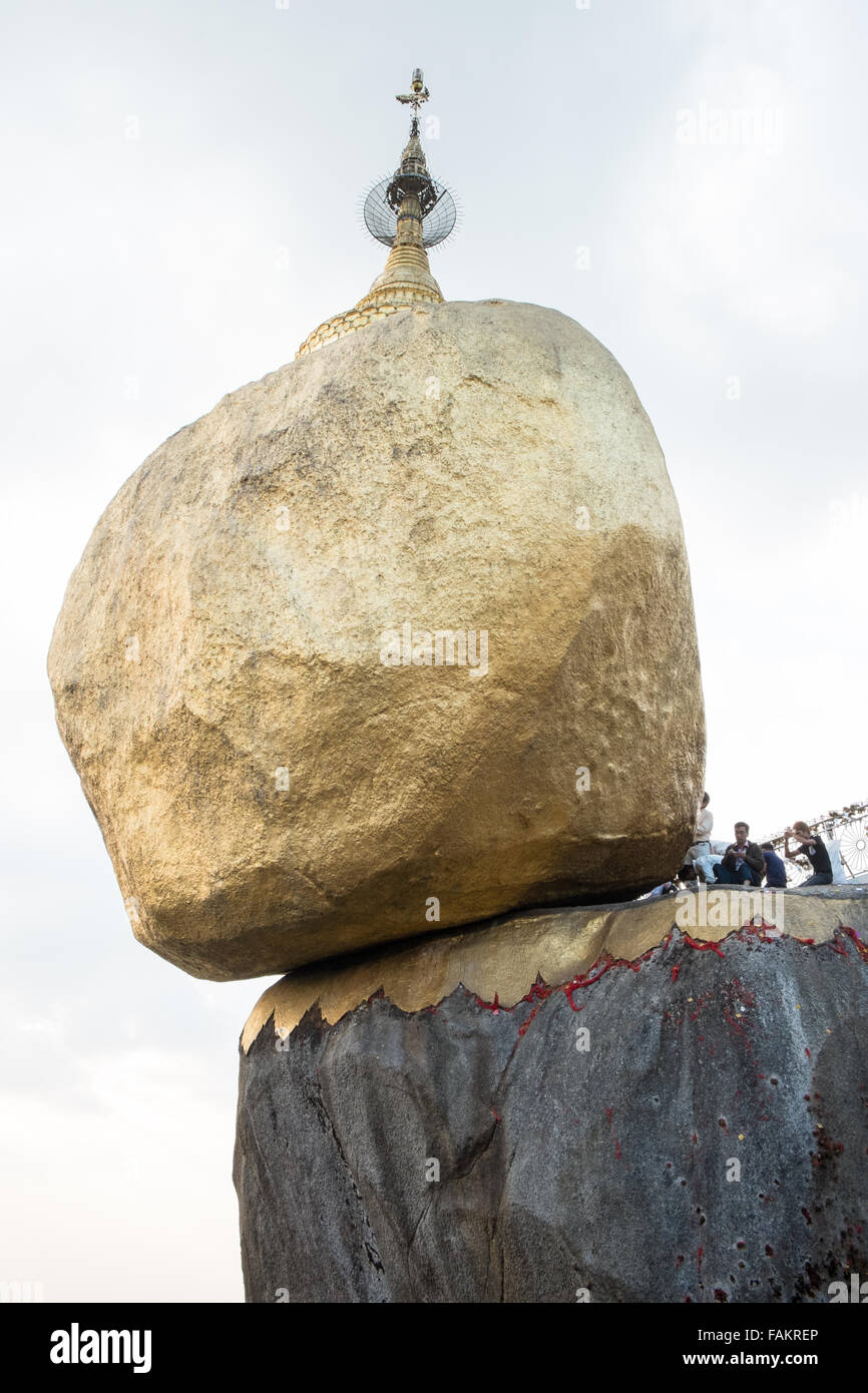 Berühmte, Pagode, auf, Platz, der, Gottesdienst, Wallfahrt, für, Buddhisten, und Touristen an, Gold, Gold, prekär, ausgeglichen, Rock, Myanmar, Birma, Gold, Kyaitiyo, buddhistischen, Stockfoto