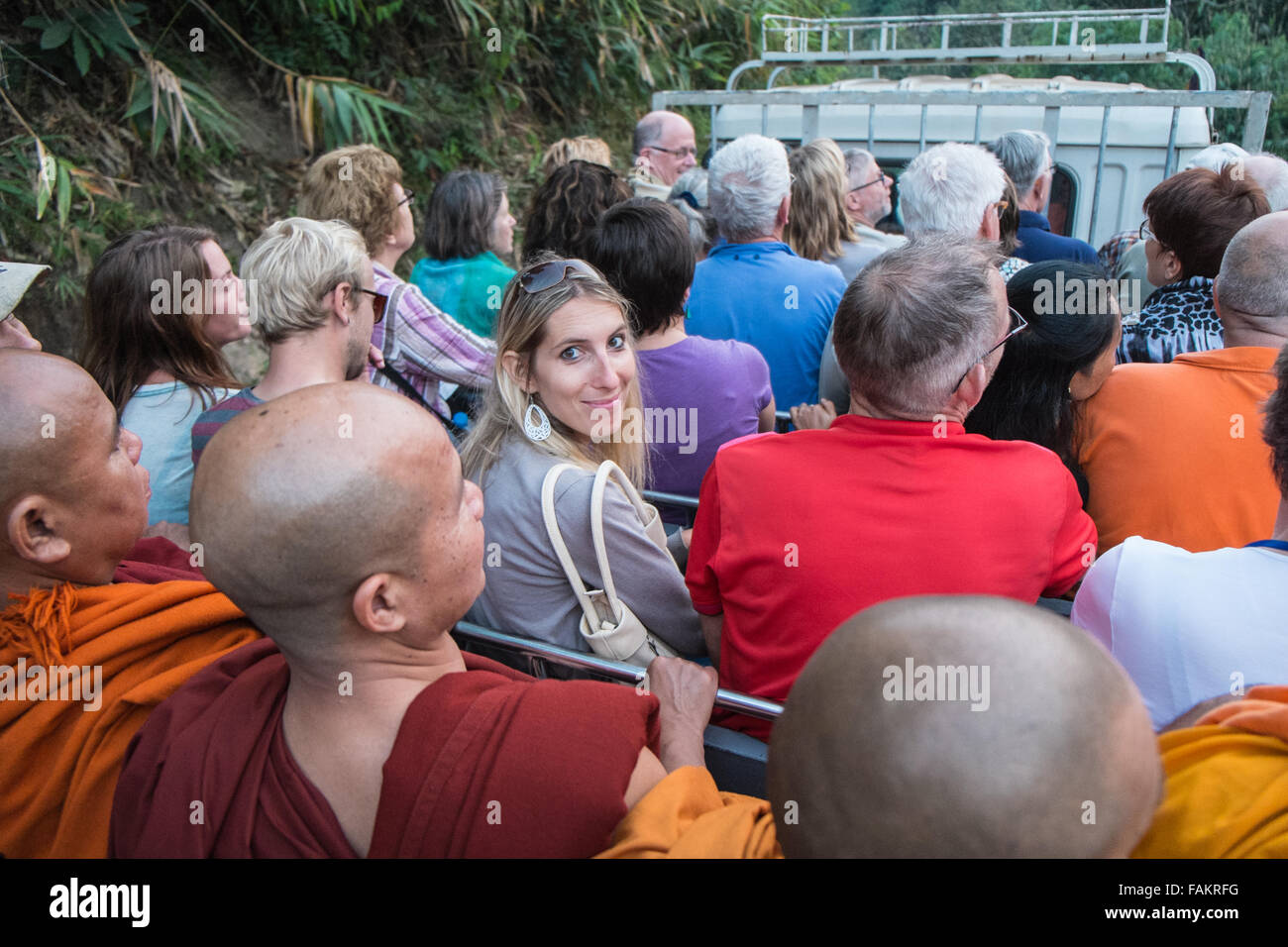 Golden, rock, Myanmar, Burma, gold, Kyaitiyo, buddhistische, drängten sich japanische LKW die Touristen und Pilger, Mönche nach unten von gold Rock. Stockfoto