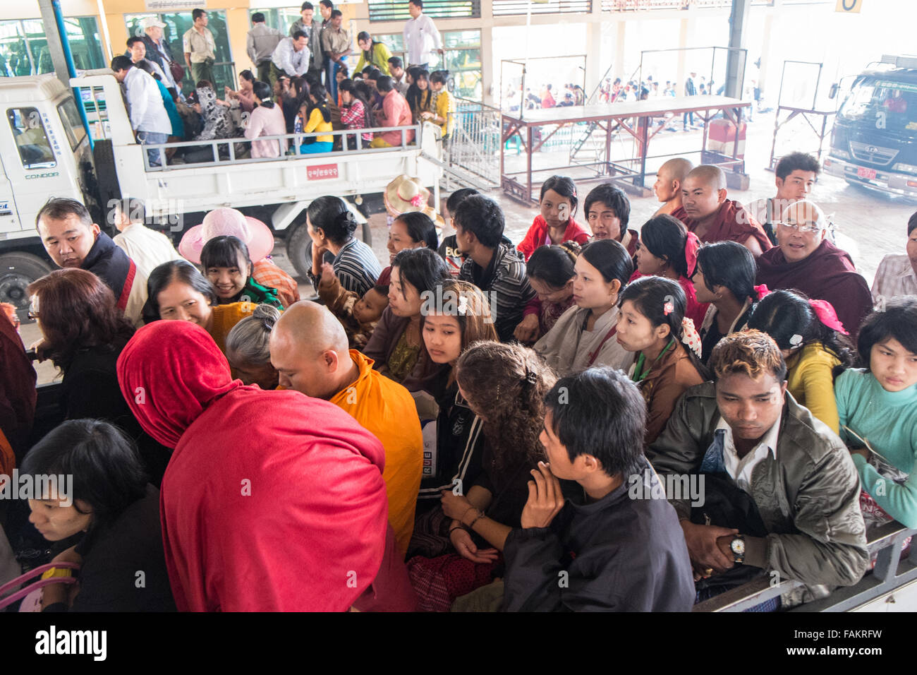 Golden, rock, Myanmar, Burma, gold, Kyaitiyo, buddhistische, drängten sich japanische LKW die Touristen und Pilger, Mönche bis zum goldenen Felsen. Stockfoto