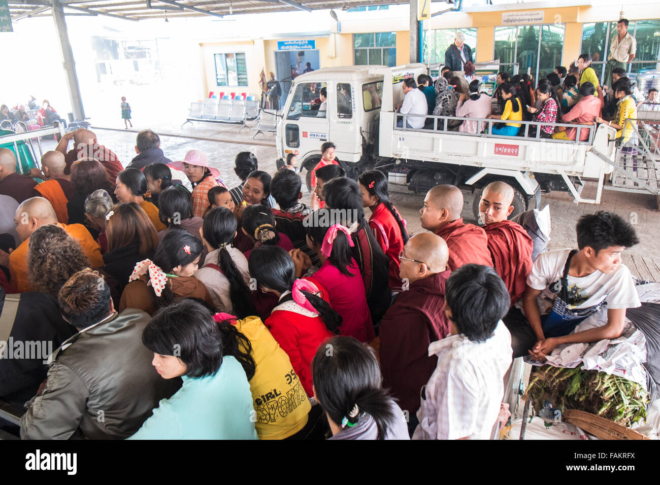 Golden, rock, Myanmar, Burma, gold, Kyaitiyo, buddhistische, drängten sich japanische LKW die Touristen und Pilger, Mönche bis zum goldenen Felsen. Stockfoto