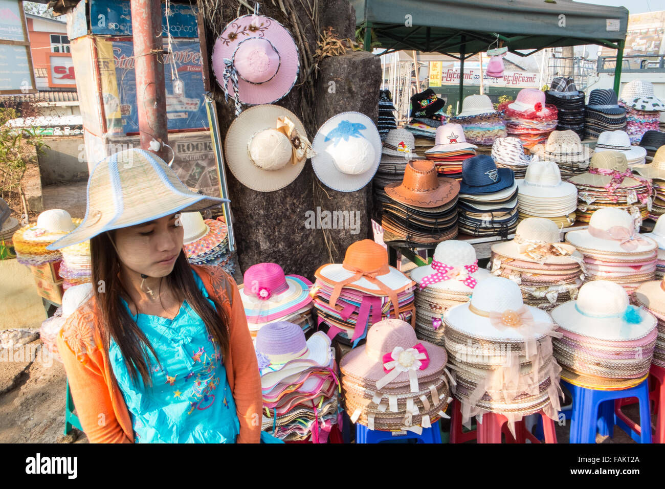 Golden, rock, Myanmar, Burma, gold, Kyaitiyo, buddhistische, Hüte auf den Verkauf von diesen Hut tragen Lieferanten am Kyaitiyo stand, Markt Tag. Stockfoto