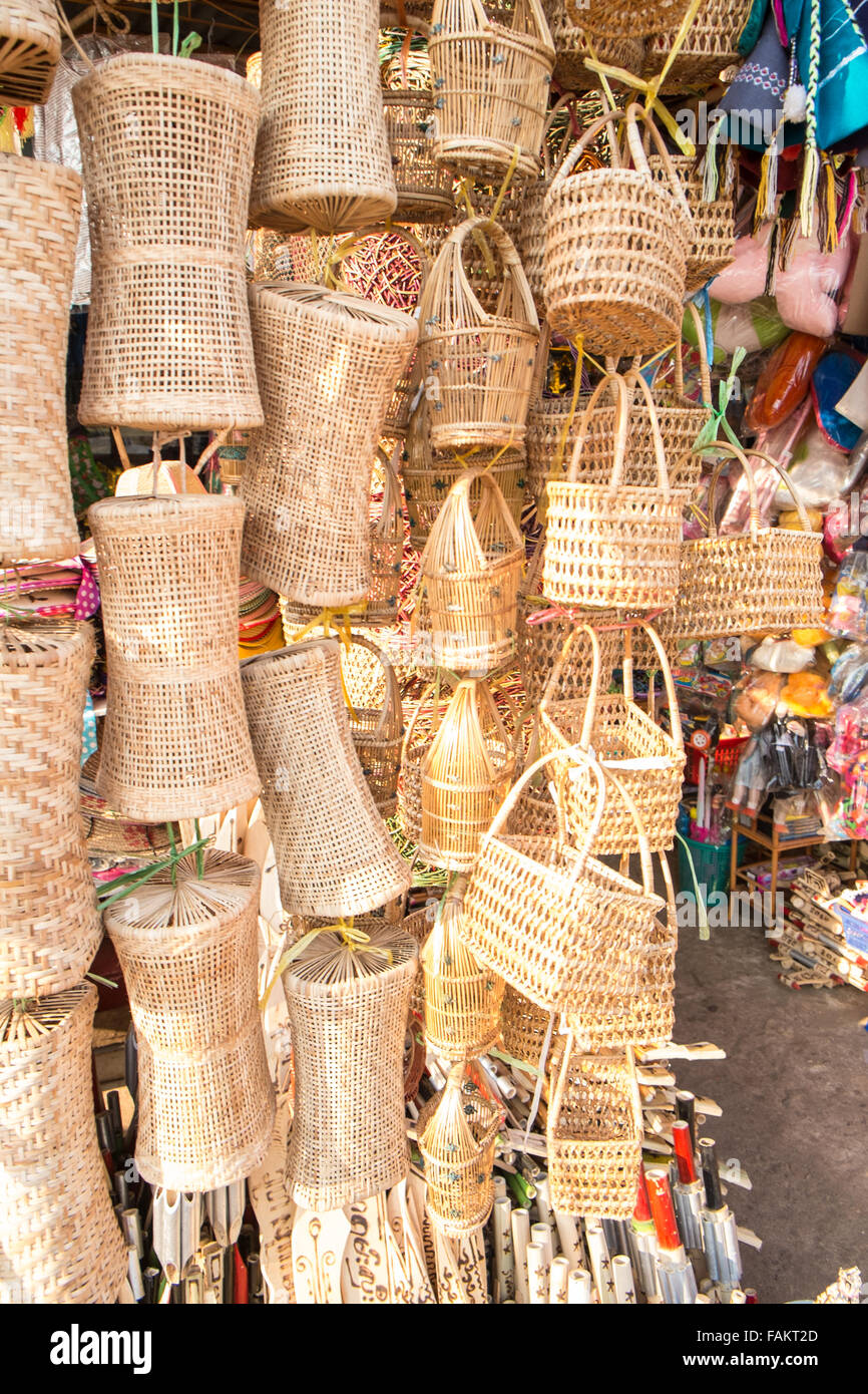 Golden, rock, Myanmar, Burma, gold, Kyaitiyo, buddhistische, Rattan Körbe zum Verkauf im Shop im Kyaitiyo Markt. Stockfoto